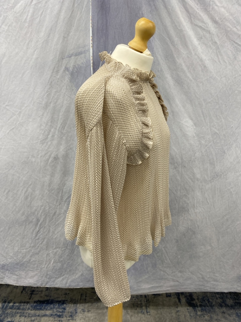 Lot 88  
            Edinburgh SR20 - Delivery Only 

                
SEE BY CHLOE RUFFLED TOP IN SWEET BEIGE POLYESTER SIZE S: LOCATION - RAIL 3