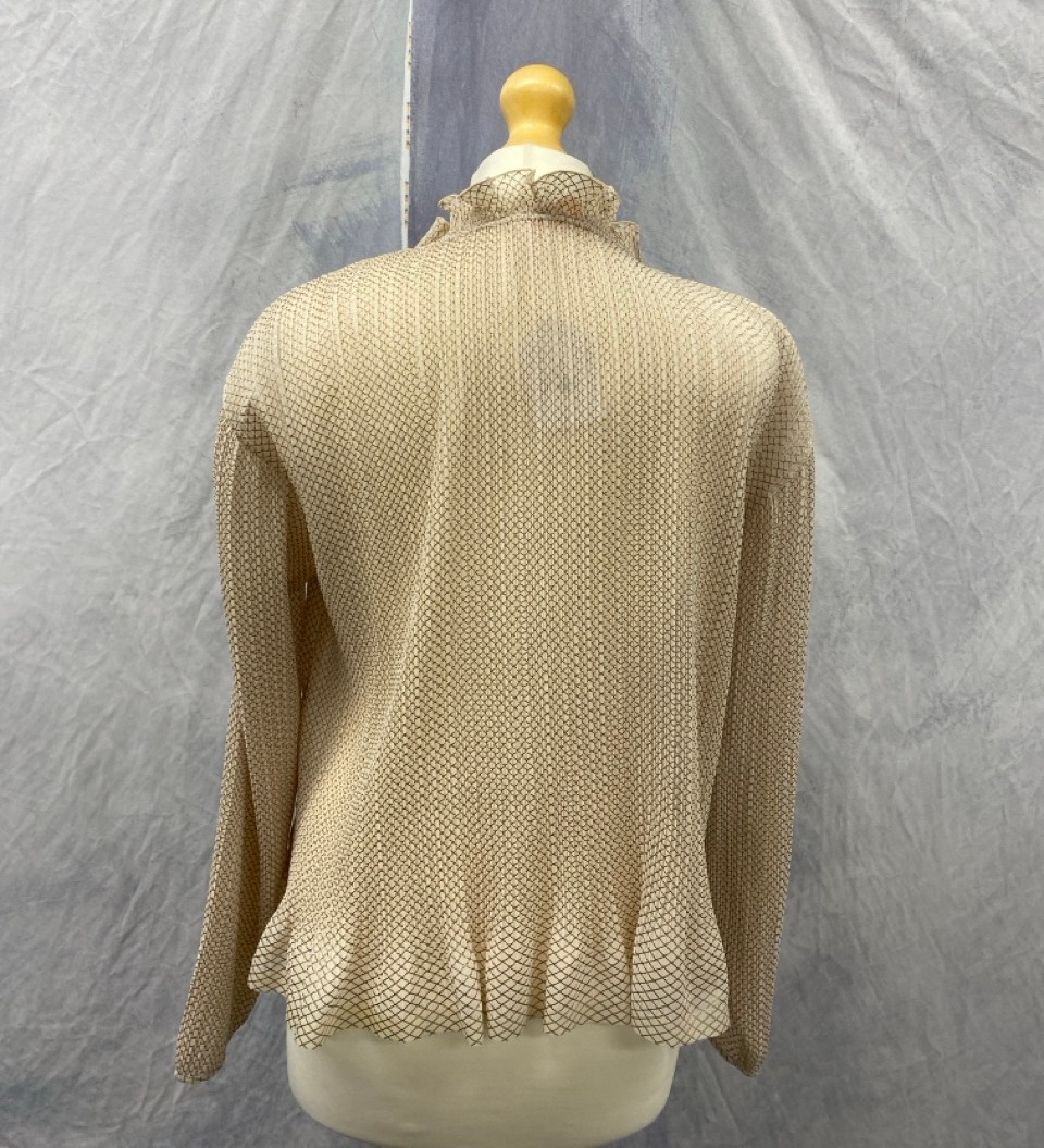 Lot 88  
            Edinburgh SR20 - Delivery Only 

                
SEE BY CHLOE RUFFLED TOP IN SWEET BEIGE POLYESTER SIZE S: LOCATION - RAIL 3