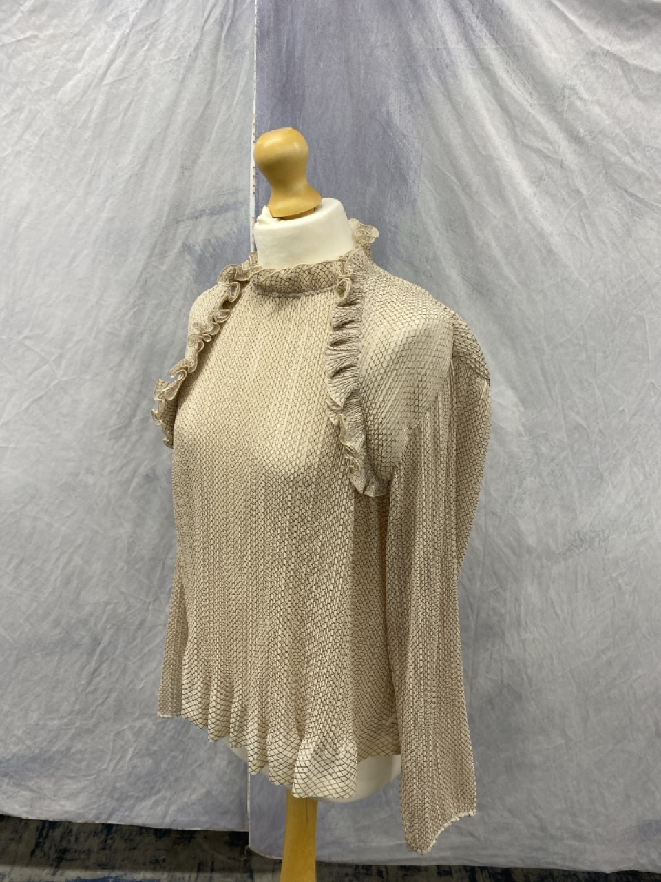 Lot 88  
            Edinburgh SR20 - Delivery Only 

                
SEE BY CHLOE RUFFLED TOP IN SWEET BEIGE POLYESTER SIZE S: LOCATION - RAIL 3