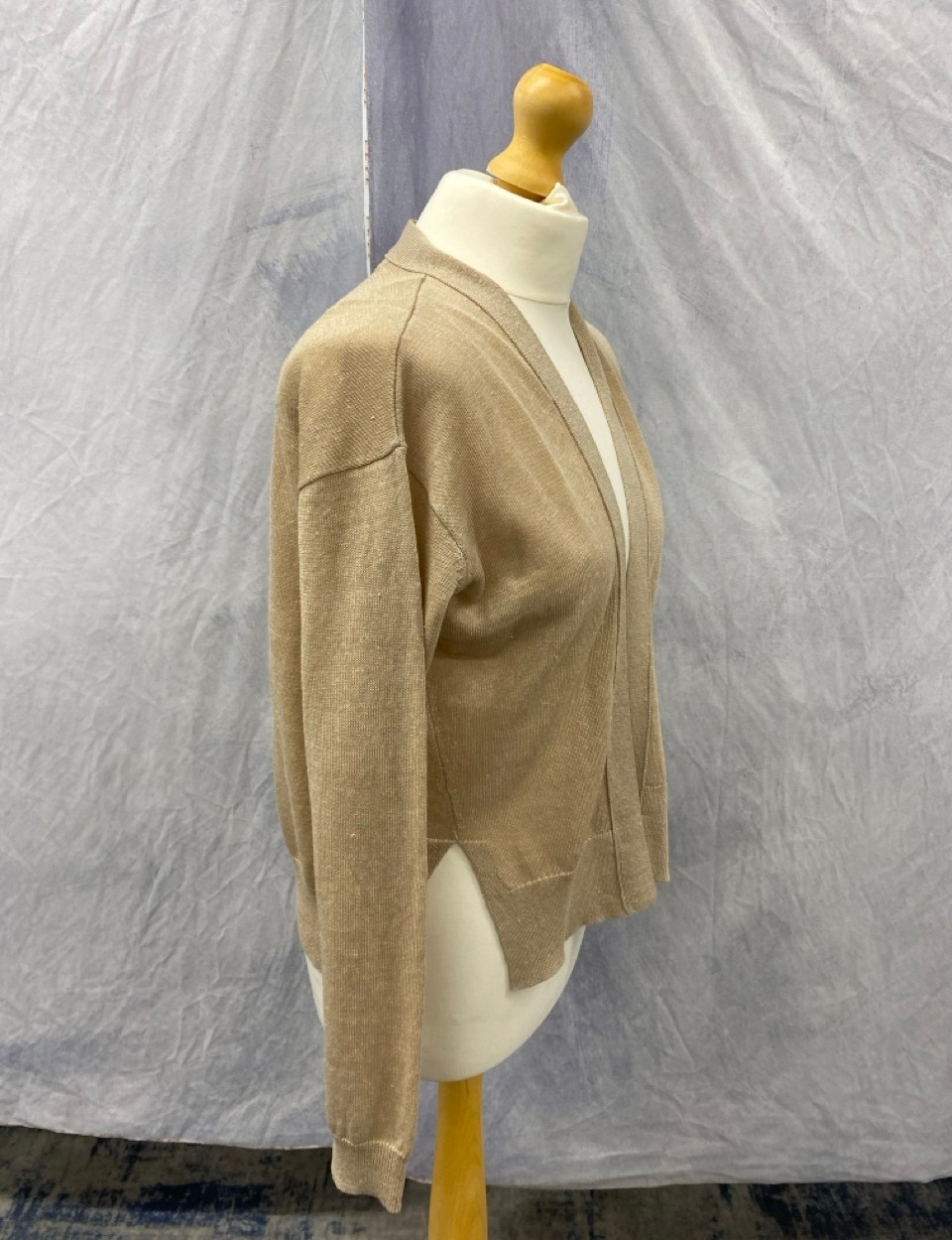 Lot 89  
            Edinburgh SR20 - Delivery Only 

                
VANESSA BRUNO OPEN FRONT CARDIGAN IN BEIGE LINEN SIZE XS: LOCATION - RAIL 3