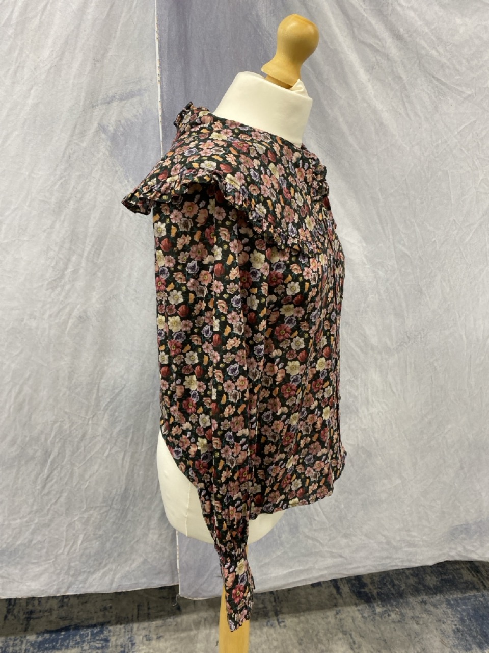 Lot 90  
            Edinburgh SR20 - Delivery Only 

                
SEA NEW YORK LESLIE PETER PAN COLLAR TOP IN MULTICOLOR COTTON SIZE XS: LOCATION -...