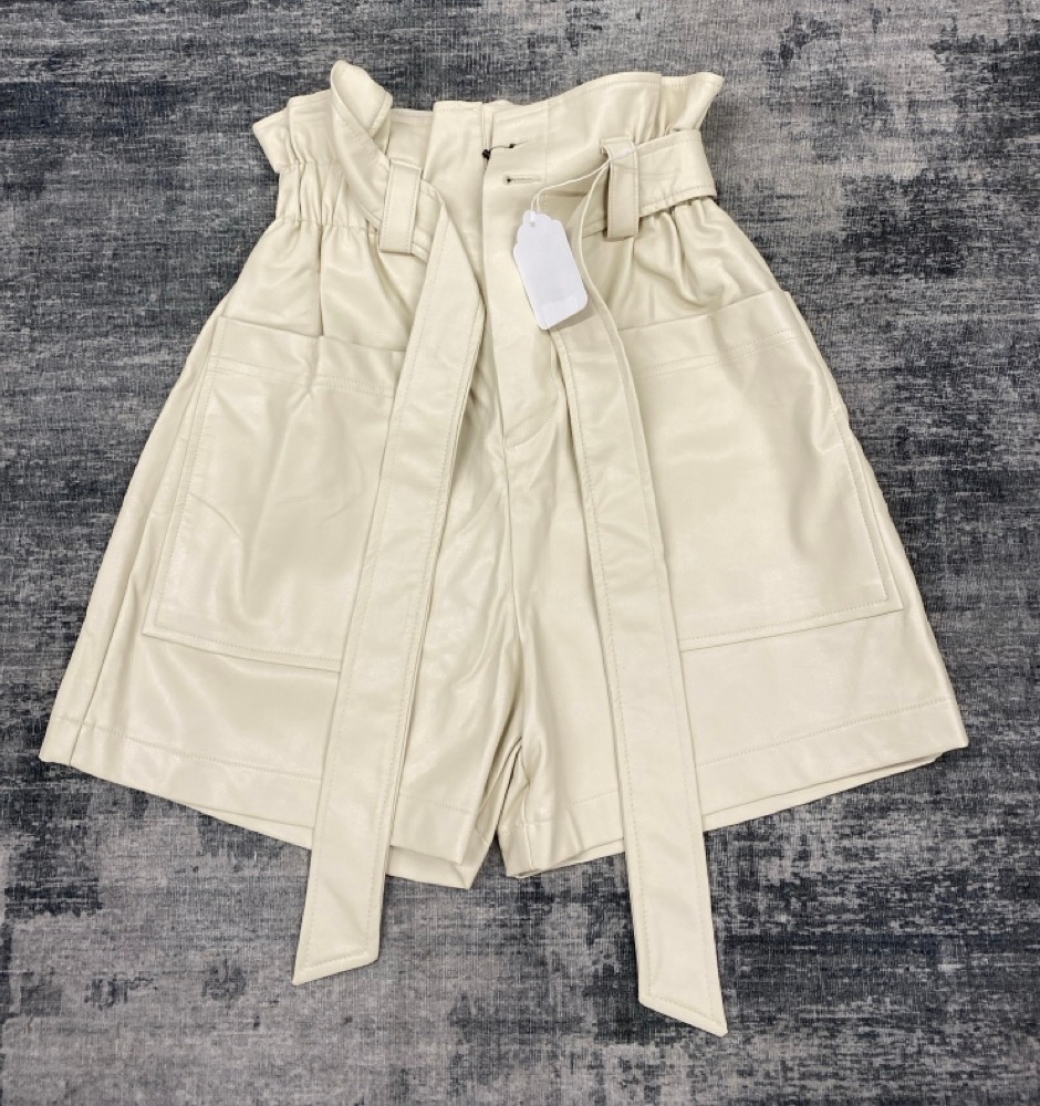 Lot 91  
            Edinburgh SR20 - Delivery Only 

                
FRANKIE SHOP ALEX PAPERBAG SHORTS IN CREAM POLYURETHANE NO SIZE: LOCATION - RAIL 3