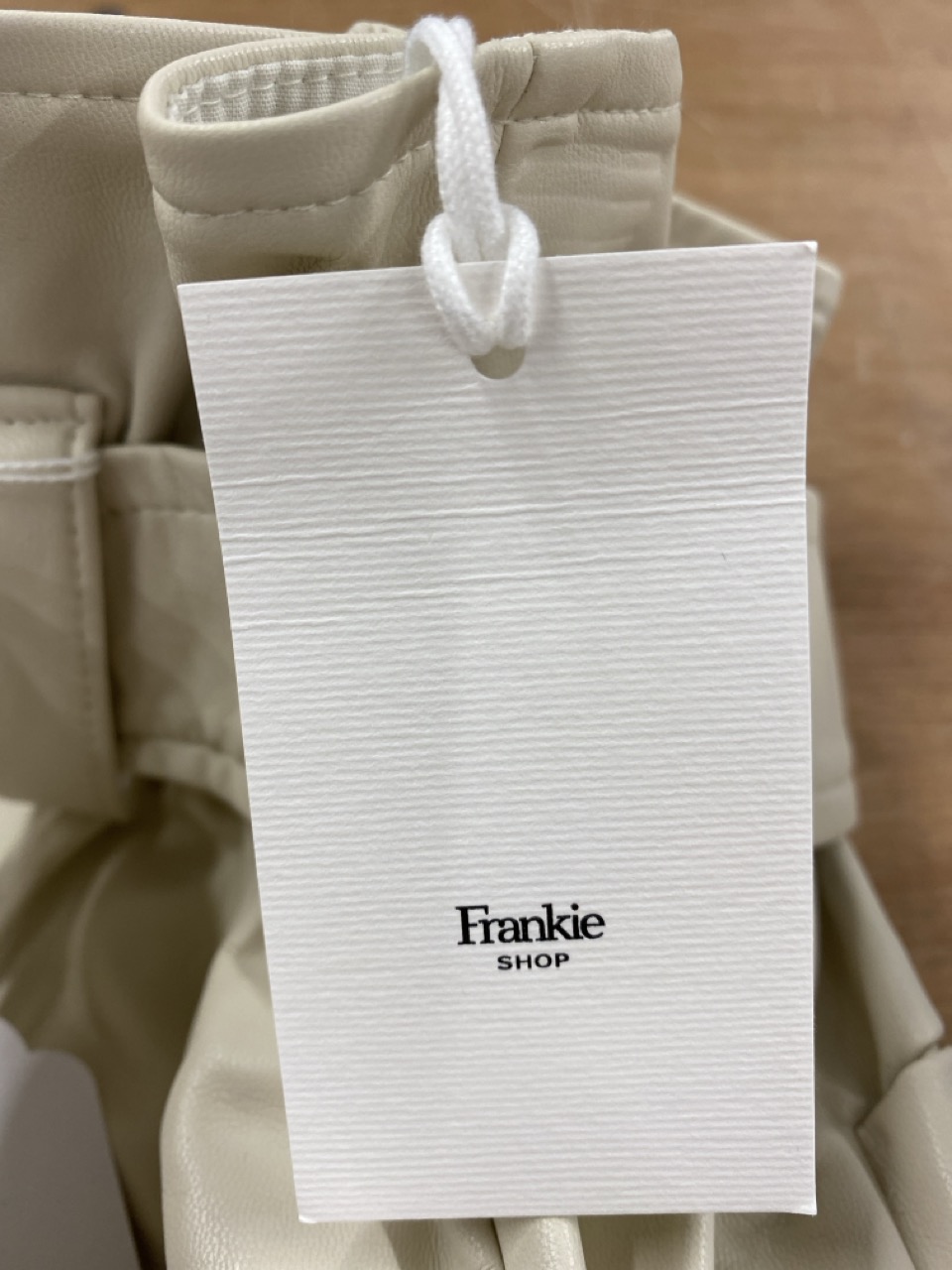 Lot 91  
            Edinburgh SR20 - Delivery Only 

                
FRANKIE SHOP ALEX PAPERBAG SHORTS IN CREAM POLYURETHANE NO SIZE: LOCATION - RAIL 3
