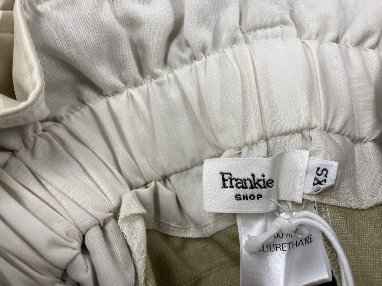 Lot 91  
            Edinburgh SR20 - Delivery Only 

                
FRANKIE SHOP ALEX PAPERBAG SHORTS IN CREAM POLYURETHANE NO SIZE: LOCATION - RAIL 3