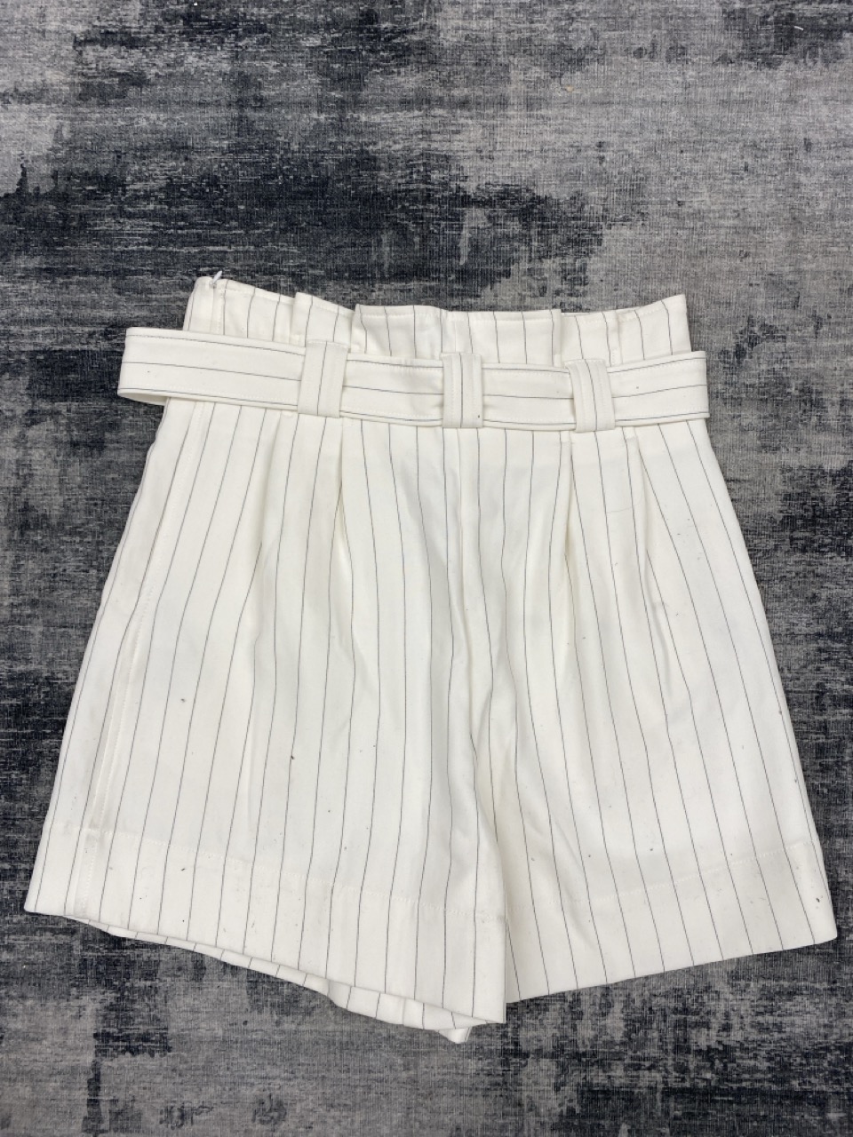Lot 92  
            Edinburgh SR20 - Delivery Only 

                
GANNI PIN STRIPE PAPERBAG SHORTS IN WHITE PRINT POLYESTER NO SIZE : LOCATION - RA...