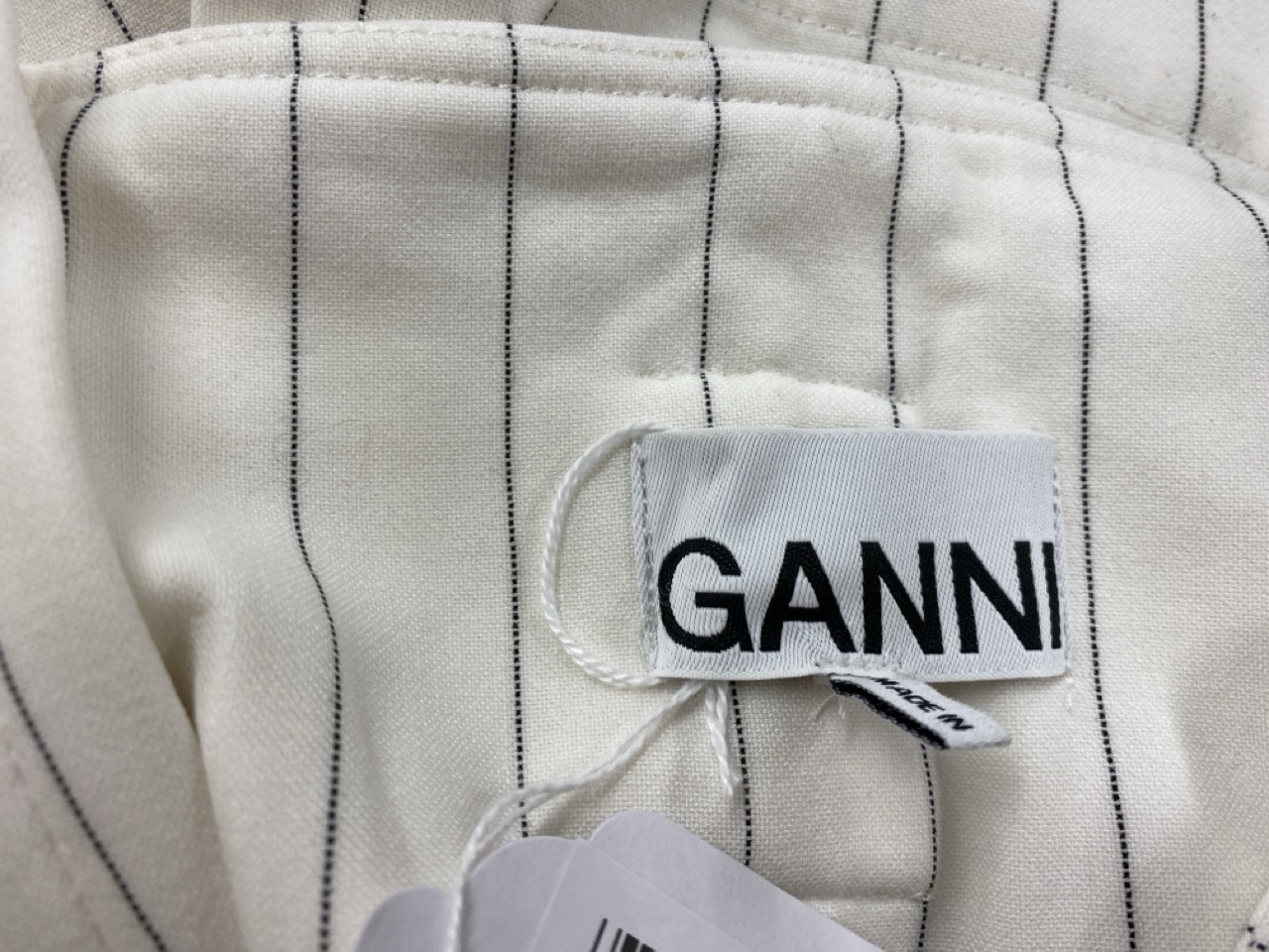 Lot 92  
            Edinburgh SR20 - Delivery Only 

                
GANNI PIN STRIPE PAPERBAG SHORTS IN WHITE PRINT POLYESTER NO SIZE : LOCATION - RA...