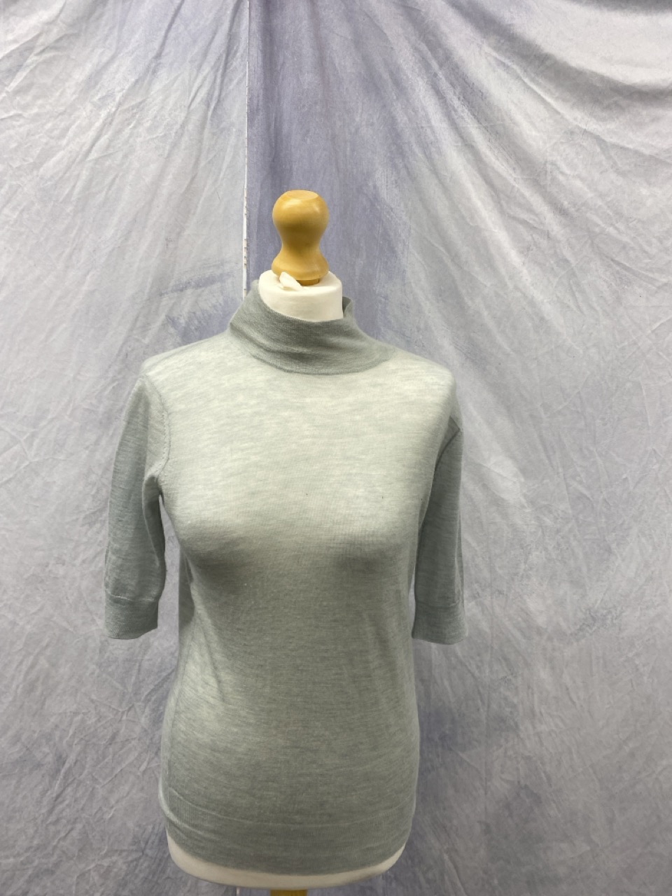 Lot 95  
            Edinburgh SR20 - Delivery Only 

                
JOSEPH 3/4 SLEEVE SWEATER IN GREY WOOL NO SIZE: LOCATION - RAIL 3