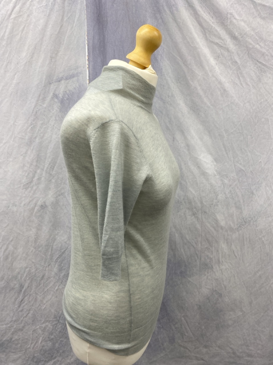 Lot 95  
            Edinburgh SR20 - Delivery Only 

                
JOSEPH 3/4 SLEEVE SWEATER IN GREY WOOL NO SIZE: LOCATION - RAIL 3
