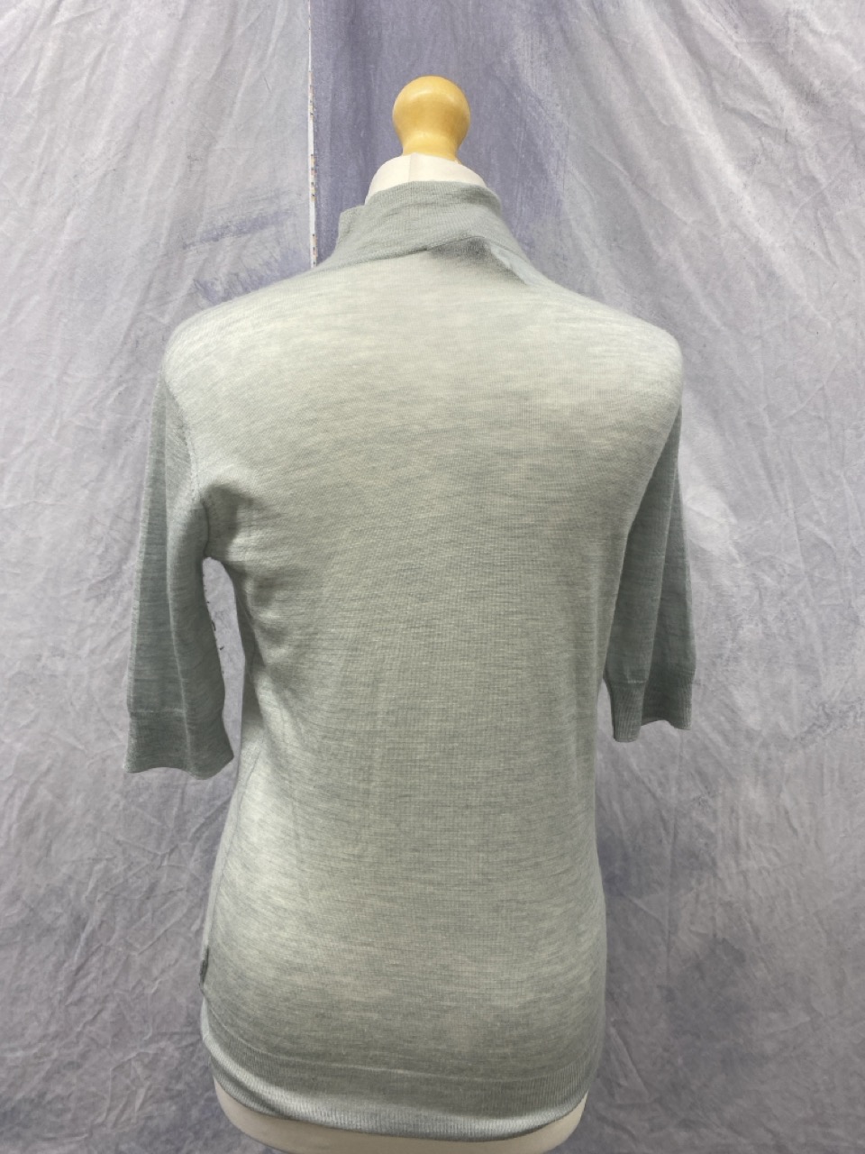 Lot 95  
            Edinburgh SR20 - Delivery Only 

                
JOSEPH 3/4 SLEEVE SWEATER IN GREY WOOL NO SIZE: LOCATION - RAIL 3