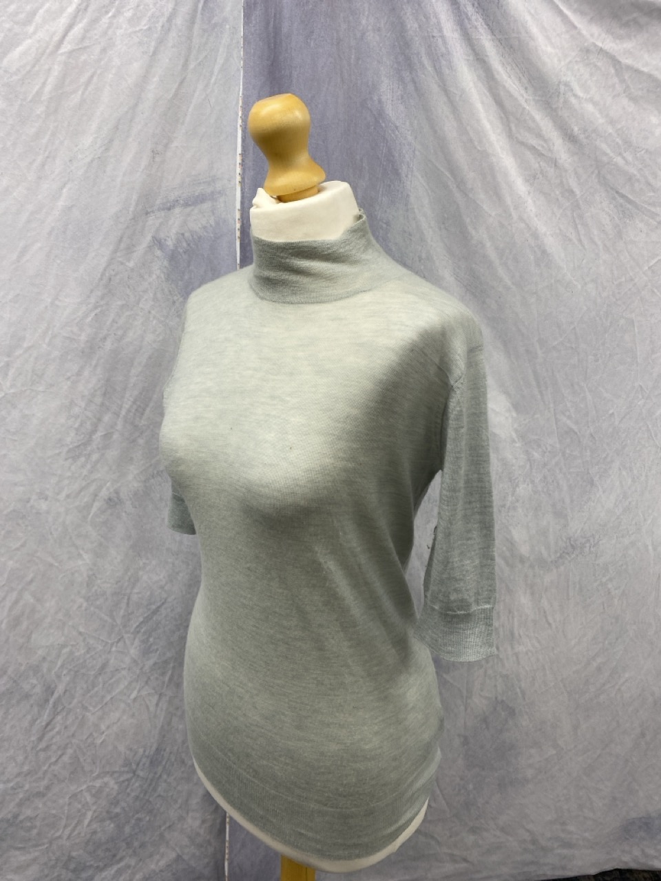 Lot 95  
            Edinburgh SR20 - Delivery Only 

                
JOSEPH 3/4 SLEEVE SWEATER IN GREY WOOL NO SIZE: LOCATION - RAIL 3