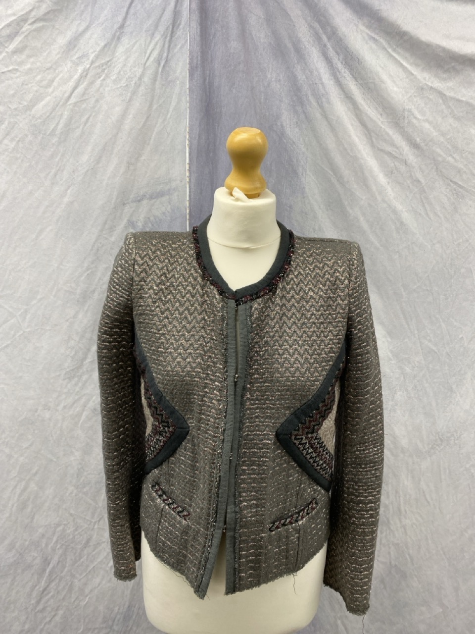 Lot 96  
            Edinburgh SR20 - Delivery Only 

                
ISABEL MARANT PERU TWEED JACKET IN ZIGZAG PATTERN GREY COTTON SIZE 2: LOCATION - ...