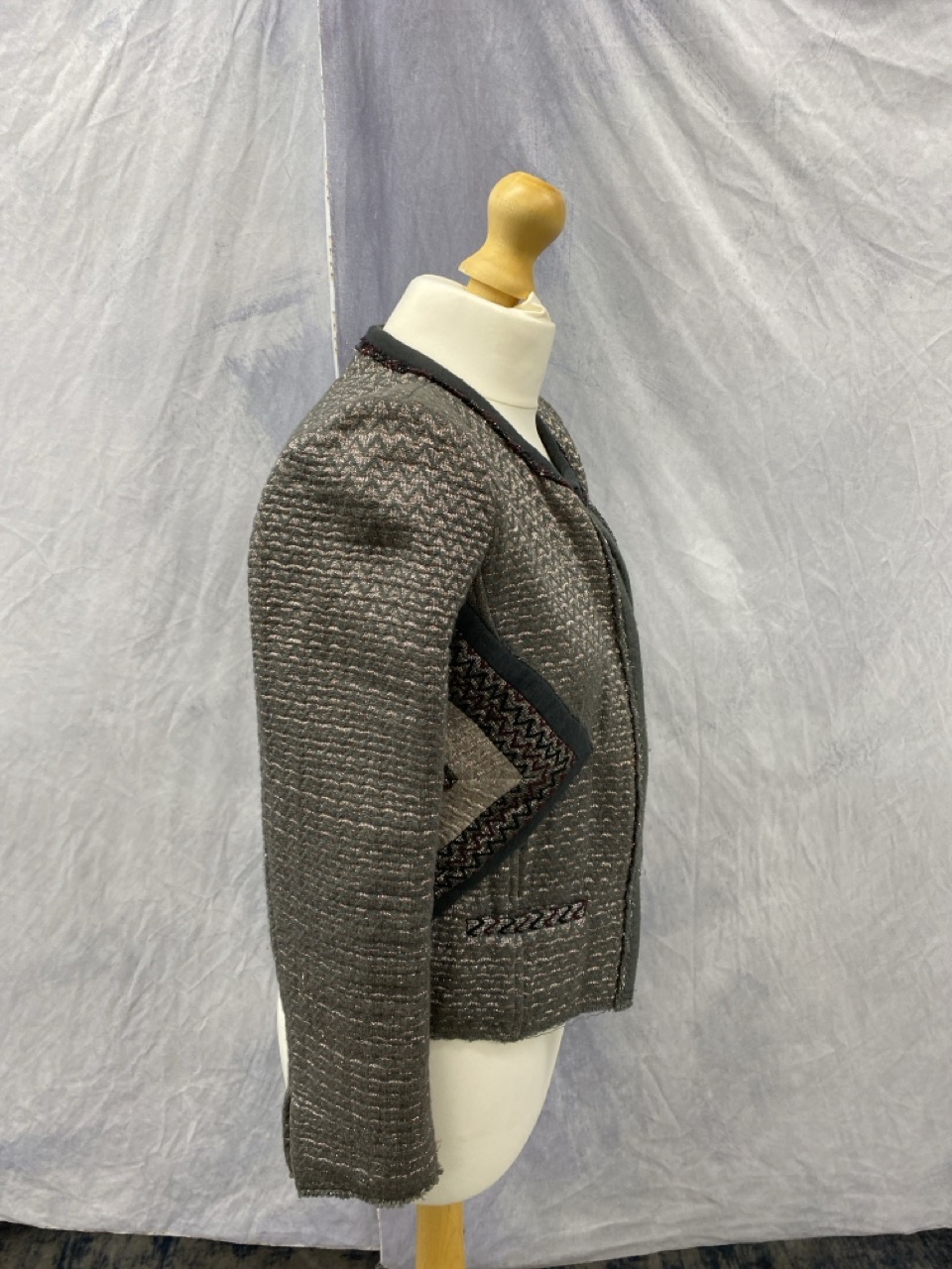 Lot 96  
            Edinburgh SR20 - Delivery Only 

                
ISABEL MARANT PERU TWEED JACKET IN ZIGZAG PATTERN GREY COTTON SIZE 2: LOCATION - ...
