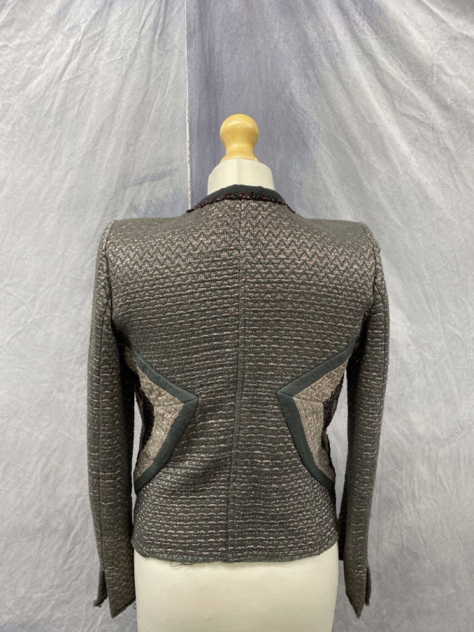 Lot 96  
            Edinburgh SR20 - Delivery Only 

                
ISABEL MARANT PERU TWEED JACKET IN ZIGZAG PATTERN GREY COTTON SIZE 2: LOCATION - ...