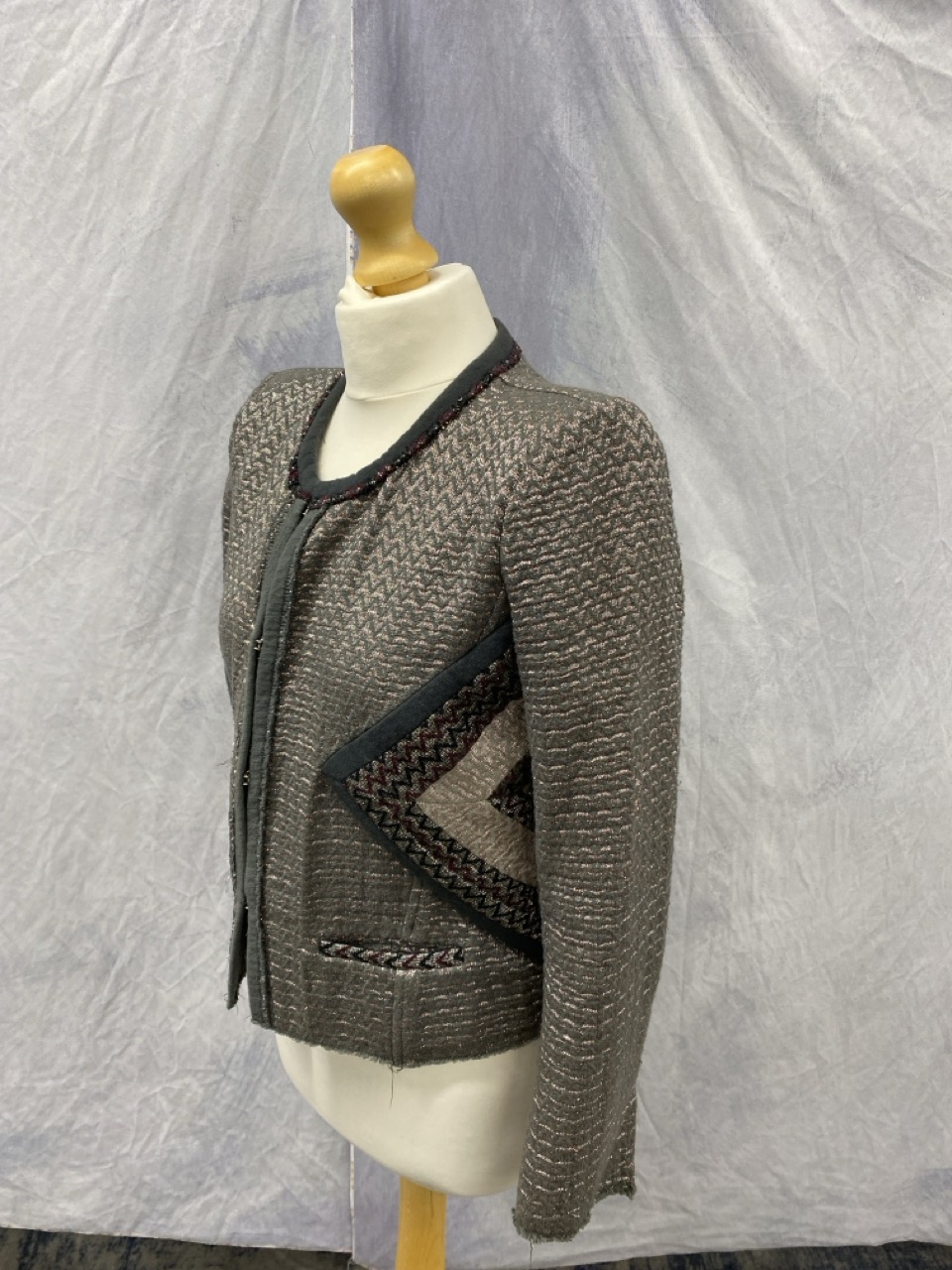 Lot 96  
            Edinburgh SR20 - Delivery Only 

                
ISABEL MARANT PERU TWEED JACKET IN ZIGZAG PATTERN GREY COTTON SIZE 2: LOCATION - ...