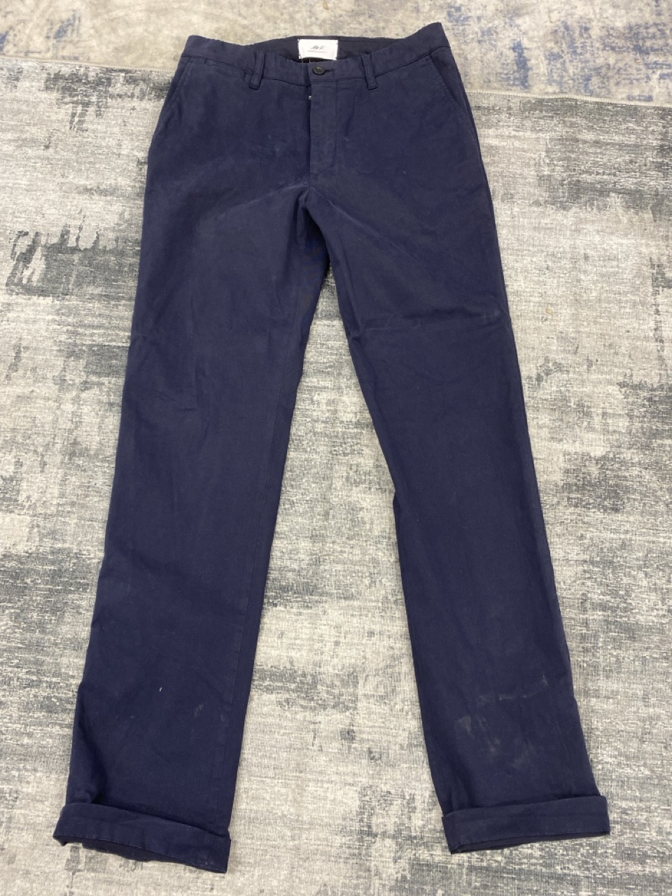Lot 98  
            Edinburgh SR20 - Delivery Only 

                
MR P. STRAIGHT LEG TROUSERS IN NAVY BLUE COTTON SIZE 30: LOCATION - RAIL 3