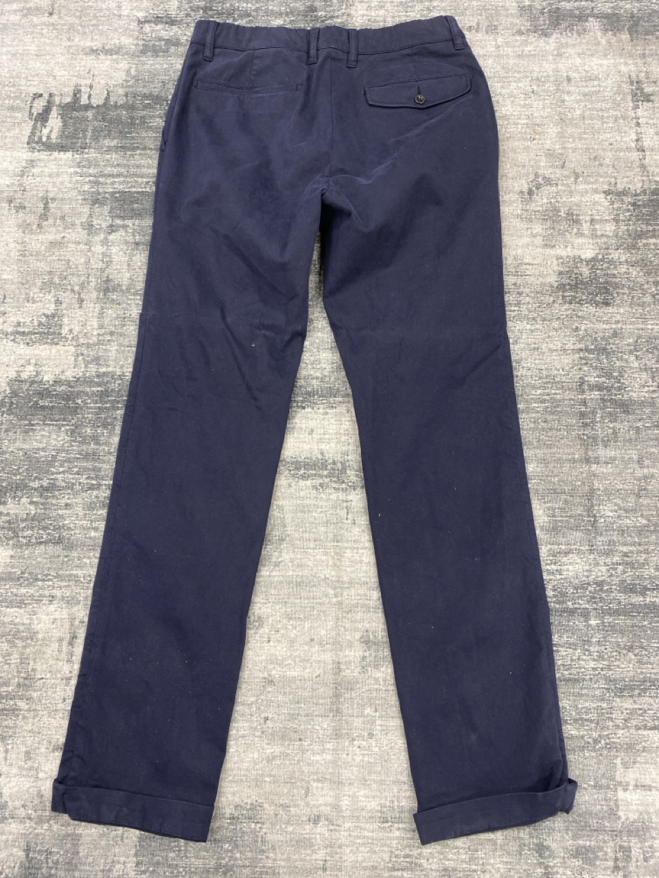 Lot 98  
            Edinburgh SR20 - Delivery Only 

                
MR P. STRAIGHT LEG TROUSERS IN NAVY BLUE COTTON SIZE 30: LOCATION - RAIL 3