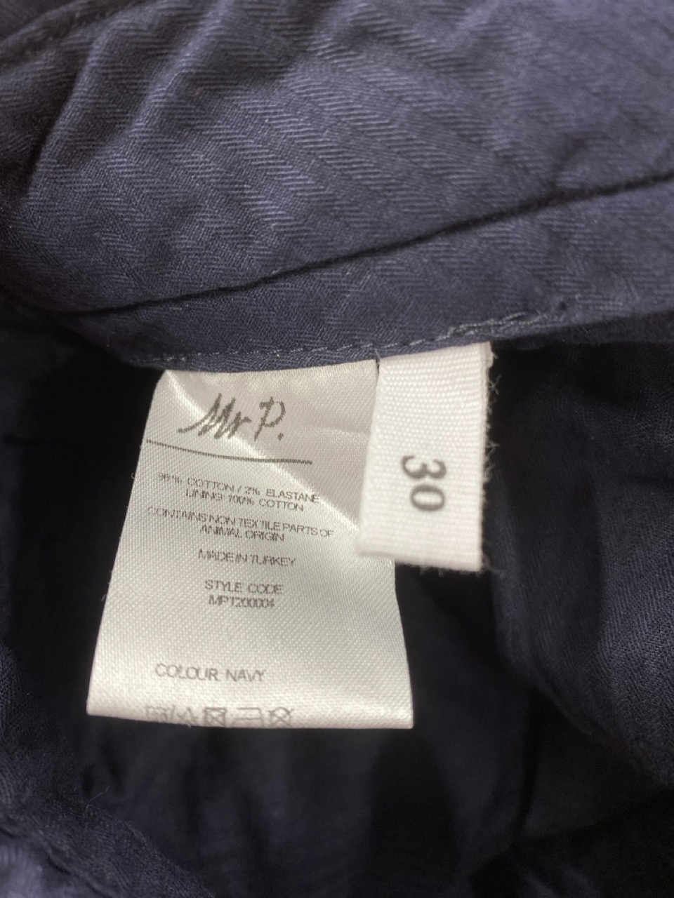 Lot 98  
            Edinburgh SR20 - Delivery Only 

                
MR P. STRAIGHT LEG TROUSERS IN NAVY BLUE COTTON SIZE 30: LOCATION - RAIL 3