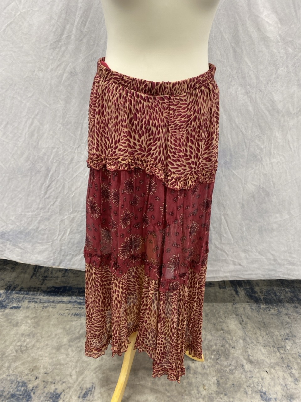 Lot 99  
            Edinburgh SR20 - Delivery Only 

                
BA&SH GAPI TIERED MIDI SKIRT IN RED LINEN SIZE 3: LOCATION - RAIL 3