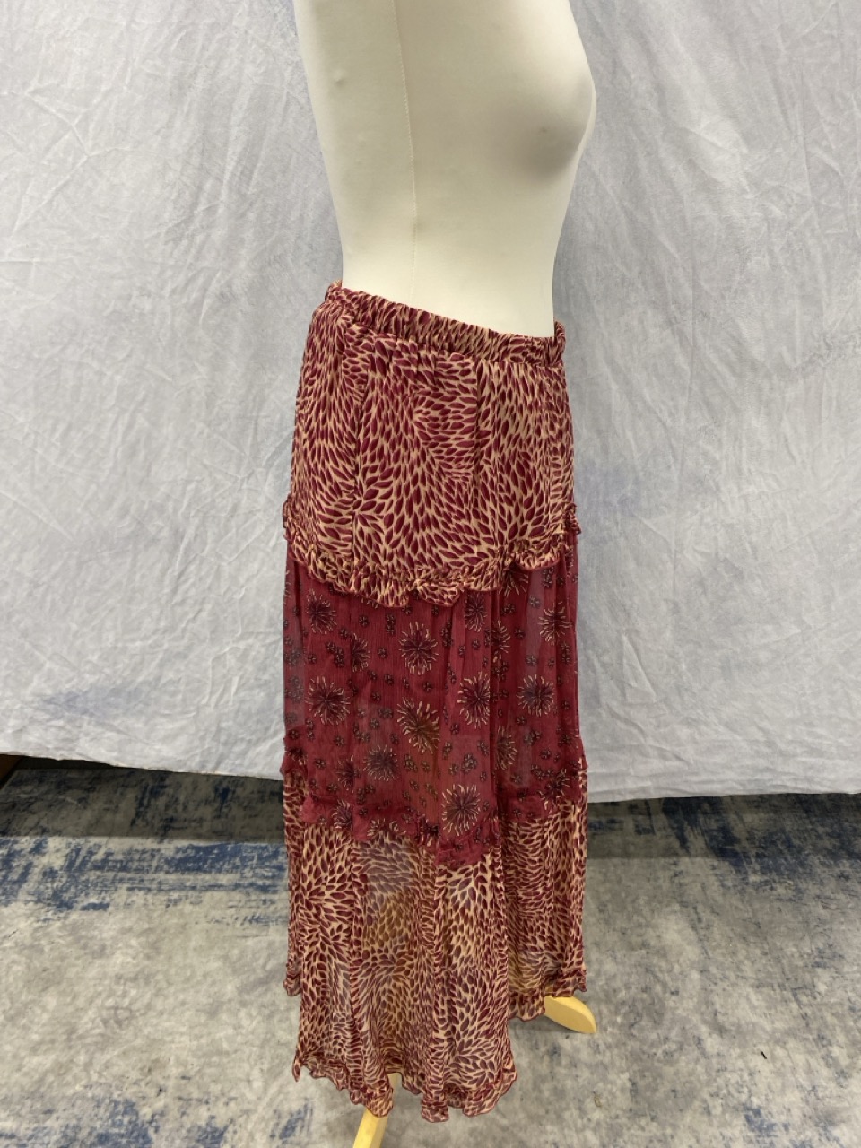 Lot 99  
            Edinburgh SR20 - Delivery Only 

                
BA&SH GAPI TIERED MIDI SKIRT IN RED LINEN SIZE 3: LOCATION - RAIL 3