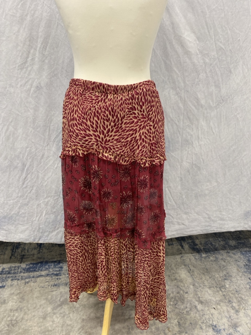 Lot 99  
            Edinburgh SR20 - Delivery Only 

                
BA&SH GAPI TIERED MIDI SKIRT IN RED LINEN SIZE 3: LOCATION - RAIL 3