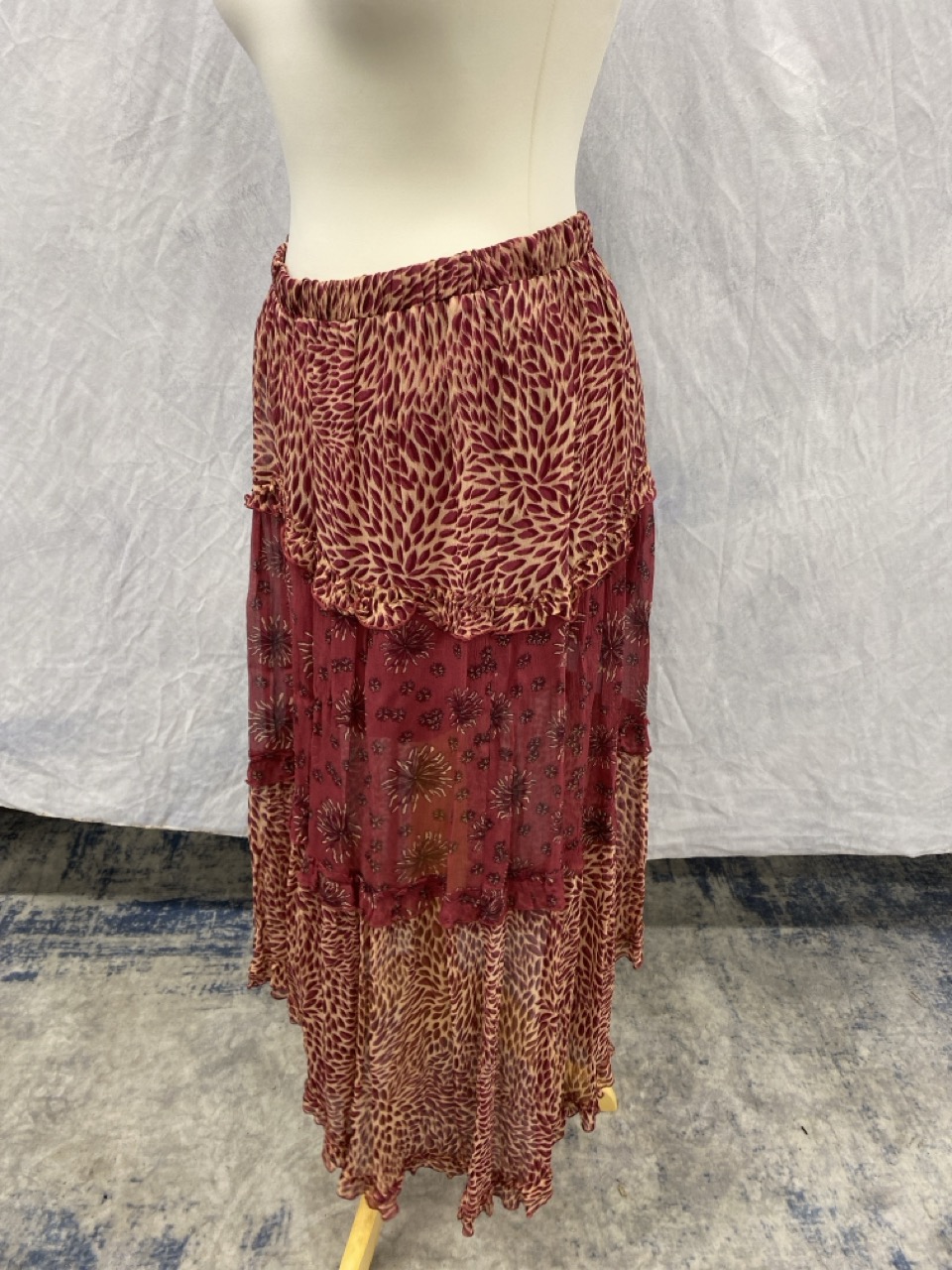 Lot 99  
            Edinburgh SR20 - Delivery Only 

                
BA&SH GAPI TIERED MIDI SKIRT IN RED LINEN SIZE 3: LOCATION - RAIL 3