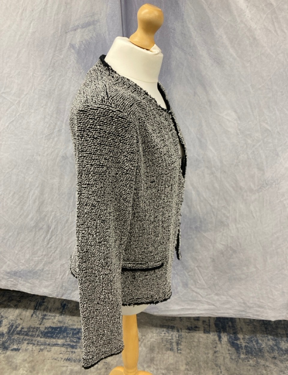 Lot 9  
            Edinburgh SR20 - Delivery Only 

                
IRO TWEED JACKET IN BLACK COTTON SIZE 40: LOCATION - RAIL 3