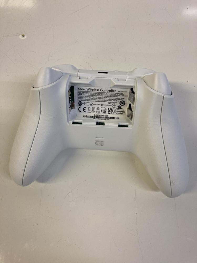 Lot 29  
            Birmingham Premium - Parcel Delivery Only 

                
5 X CONTROLLERS TO INCLUDE BLACK XBOX SERIES CONTROLLER (ORIGINAL RRP - £300). [J... - Image 4